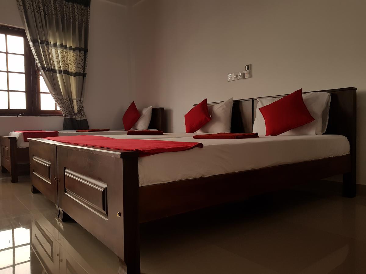 Oasis Beach Hotel เนกอมโบ ภายนอก รูปภาพ